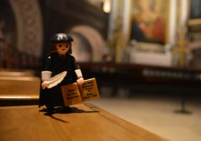 luther playmobil by wikipedia  | Foto: <a href="https://commons.wikimedia.org/wiki/User:Niera">Niera</a>, <a href="https://commons.wikimedia.org/wiki/File:Playmobil_Luther.jpg">Playmobil Luther</a>, bearbeitet, <a href="https://creativecommons.org/licenses/by-sa/4.0/legalcode">CC BY-SA 4.0</a>